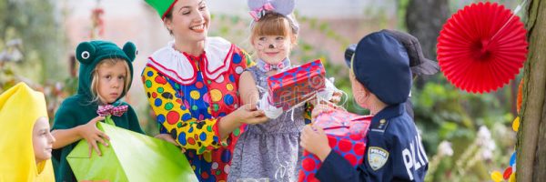 party-entertainer-children-playing-dress-up-88641713 (1)